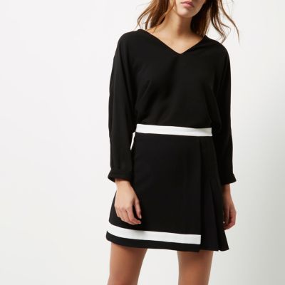 Black pleated mini skirt with white trim